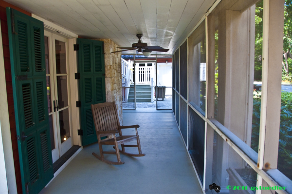 woodenhouse_porch01.jpg